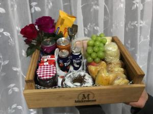 a wooden box filled with food and drinks and flowers at Rancho dos lagos in Campo Alegre