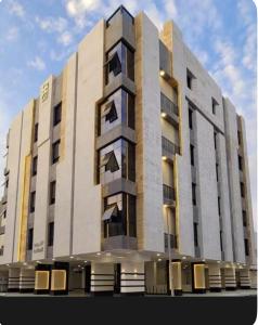 ein großes weißes Gebäude mit vielen Fenstern in der Unterkunft سكاي هوم السلامة in Dschidda