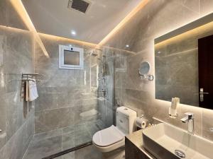 a bathroom with a shower and a toilet and a sink at فندق ارجان بارك جدة in Jeddah