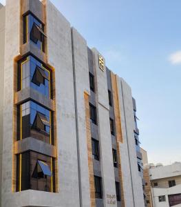 ein Gebäude mit einer Uhr an der Seite in der Unterkunft سكاي هوم السلامة in Dschidda