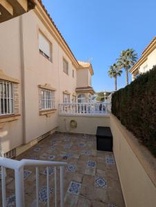 een balkon van een huis met een tegelvloer bij R-66-A-B Pisos La Mata in La Mata