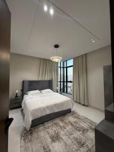 ein Schlafzimmer mit einem großen Bett und einem großen Fenster in der Unterkunft سكاي هوم السلامة in Dschidda + 43 Fotos