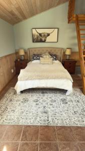 Ένα ή περισσότερα κρεβάτια σε δωμάτιο στο The Loft on Old Naches