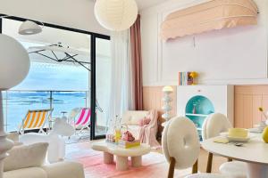 un salon avec une table et des chaises ainsi qu'une chambre avec vue dans l'établissement Country Garden Fully Unblocked Seaview Suite by Dooga's Homestay, à Johor Bahru