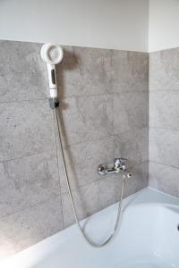 een douche met een douchekop in een badkamer bij Apartament de închiriat Accommodation Ap 9 in Suceava