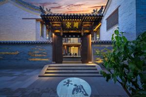 einen Eingang zu einem Gebäude mit einem Schild darauf in der Unterkunft Datong Songque Homestay in Datong