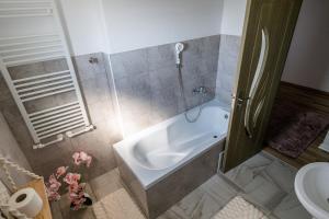 een badkamer met een ligbad en een toilet bij Apartament de închiriat Accommodation Ap 9 in Suceava