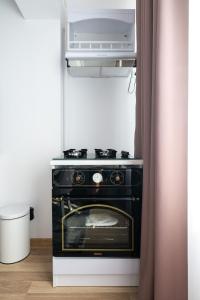 een keuken met een fornuis en een magnetron erboven bij Apartament de închiriat Accommodation Ap 9 in Suceava +42 foto's