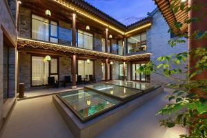 ein Haus mit einem Pool in der Mitte eines Innenhofs in der Unterkunft Datong Songque Homestay in Datong