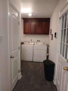 eine Küche mit Spüle und Waschmaschine in der Unterkunft The Denham Springs Esape- Pool, Comfort & Charm in Denham Springs