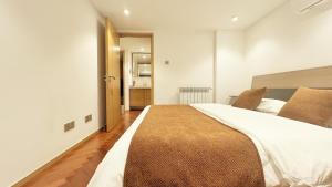 ein Schlafzimmer mit einem großen Bett in einem Zimmer in der Unterkunft Hongqiao Aegean Sea LOFT Apartment in Shanghai