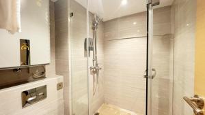 eine Dusche mit Glastür im Badezimmer in der Unterkunft Hongqiao Aegean Sea LOFT Apartment in Shanghai + 239 Fotos