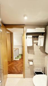 ein Badezimmer mit Toilette und Etagenbett in der Unterkunft Hongqiao Aegean Sea LOFT Apartment in Shanghai