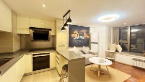 eine Küche und ein Wohnzimmer mit einer Couch und einem Tisch in der Unterkunft Hongqiao Aegean Sea LOFT Apartment in Shanghai