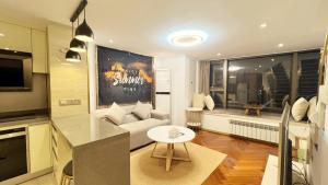 ein Wohnzimmer mit Sofa und Tisch in der Unterkunft Hongqiao Aegean Sea LOFT Apartment in Shanghai