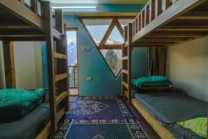 Dos literas en una habitación con ventana. en Derainkalpa, en Chini