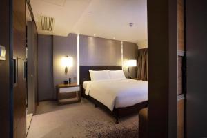 Ένα ή περισσότερα κρεβάτια σε δωμάτιο στο Royal Plaza Hotel