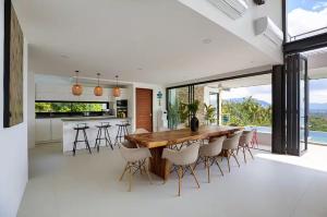 Kuchyň nebo kuchyňský kout v ubytování Villa located on hilltop close to famous !