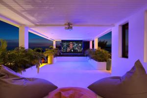 TV a/nebo společenská místnost v ubytování Villa located on hilltop close to famous !