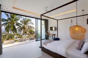 Postel nebo postele na pokoji v ubytování Villa located on hilltop close to famous ! + 19 fotografií