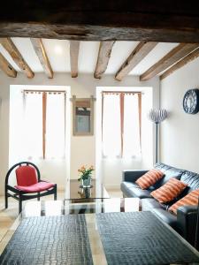 a living room with a couch and a table at Cottage AU TERMINUS 3 climatisé in Hautvillers