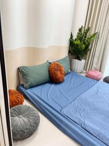 un lit avec des oreillers dessus dans une chambre dans l'établissement Châu Giang Luxury -Nera Garden APartment 2-3 Bedroom, FREE hồ bơi, à Hue
