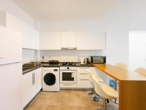 eine Küche mit weißen Geräten und einer Holztheke in der Unterkunft Caesar Resort 2 Bedroom Deluxe Home in Iskele + 9 Fotos