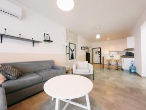 ein Wohnzimmer mit Sofa und Tisch in der Unterkunft Caesar Resort 2 Bedroom Deluxe Home in Iskele