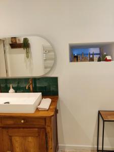 Koupelna v ubytování Le Petit Oingt de Paradis Chambre d'hôtes