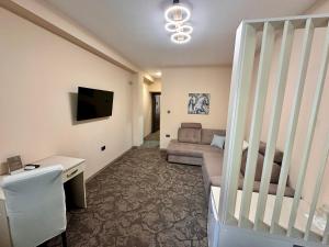 ein Wohnzimmer mit Sofa und Fernseher in der Unterkunft Hotel Ponti in Widin + 30 Fotos
