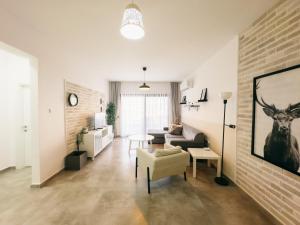 ein Wohnzimmer mit Sofa und Tisch in der Unterkunft Caesar Resort 2 Bedroom Deluxe Home in Iskele