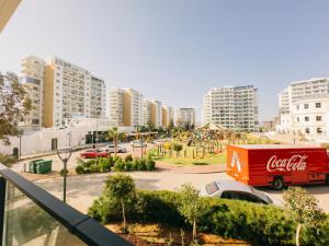 Ein Coca-Cola-LKW parkt auf einem Parkplatz in einer Stadt. in der Unterkunft Caesar Resort 2 Bedroom Deluxe Home in Iskele