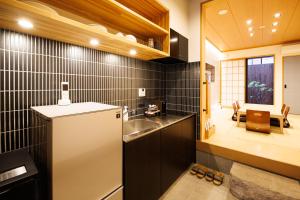 Η κουζίνα ή μικρή κουζίνα στο Fuga Bettei Shijyo Omiya +29 φωτογραφίες