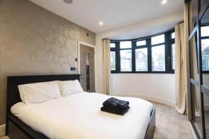 Un pat sau paturi într-o cameră la The Luxe Retreat with Hot Tub