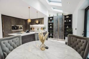 O bucătărie sau chicinetă la The Luxe Retreat with Hot Tub