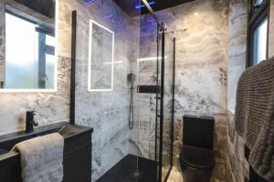 O baie la The Luxe Retreat with Hot Tub +19 fotografii