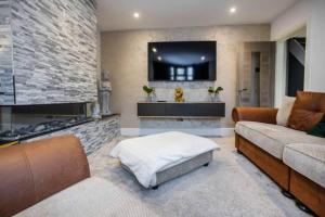 O zonă de relaxare la The Luxe Retreat with Hot Tub