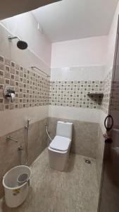 Ένα μπάνιο στο Indhu Residency