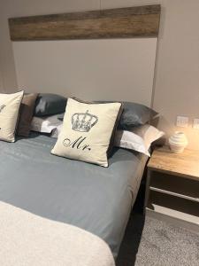 ein Bett mit einem Kissen darauf in der Unterkunft NEW 2025 Modern 3Bedrooms Lodge Walk to Beach in Morecambe