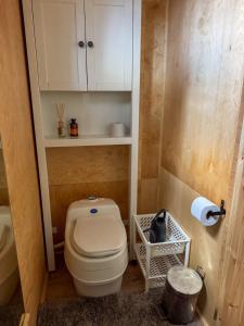 Koupelna v ubytování Here & Now Forest Cabin