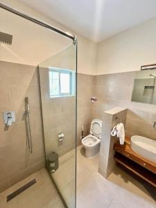 ein Badezimmer mit Dusche, Toilette und Waschbecken in der Unterkunft Elegant Studio Haven Offering Peace, Comfort & Style in Mama