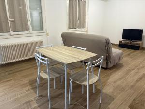 Μια τηλεόραση ή/και κέντρο ψυχαγωγίας στο le be good