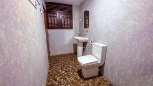 ein Badezimmer mit Toilette und Waschbecken in der Unterkunft Samudura Beach House, Owakanda in Ratgama Hegoda