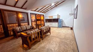 ein Wohnzimmer mit Stühlen und eine Küche in der Unterkunft Samudura Beach House, Owakanda in Ratgama Hegoda + 27 Fotos