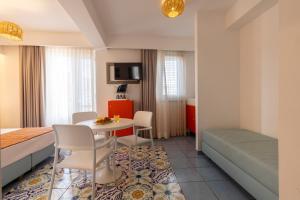 une chambre d'hôtel avec un lit, une table et des chaises dans l'établissement B&B Il Castello, à Lipari