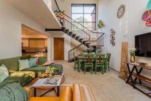 Μια τηλεόραση ή/και κέντρο ψυχαγωγίας στο Nistula Luxury Villas and Apartments