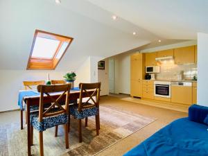 Kuchyň nebo kuchyňský kout v ubytování Villa Fortuna Haupthaus II OG links + 12 fotografií