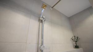eine Dusche im Bad mit Duschkopf in der Unterkunft MK luxury apartments in Riad