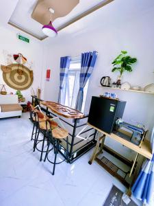 Un televizor și/sau centru de divertisment la Hoàng Nga Apartment Phan Thiết +70 fotografii