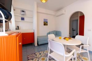 une petite cuisine et salle à manger avec une table et des chaises dans l'établissement B&B Il Castello, à Lipari